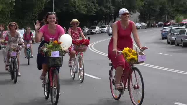 Paradă cochetă în Târgu Mureş. Femeile au pedalat pe biciclete împodobite cu flori