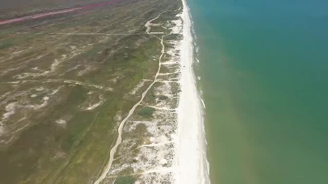 Românii descoperă una dintre cele mai frumoase plaje din lume. Și o umplu cu gunoaie