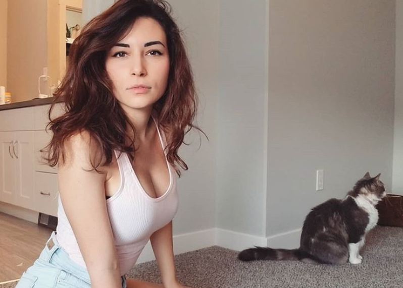 Cum a fost surprinsă o tânără într-o filmare transmisă Live. Utlizatorii au văzut totul