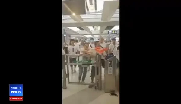 Bărbați înarmați cu bâte au făcut prăpăd într-o gară din Hong Kong. VIDEO