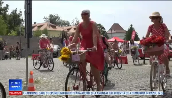 Paradă cochetă în Târgu Mureş. Femeile au pedalat pe biciclete împodobite cu flori