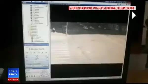 Momentul în care un motociclist este aruncat în aer de un șofer care i-a tăiat calea