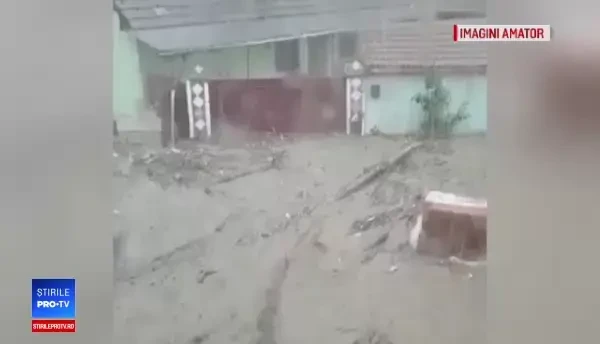 Sat din Sibiu, lovit de un adevărat potop. Maşinile, aruncate de ape peste case