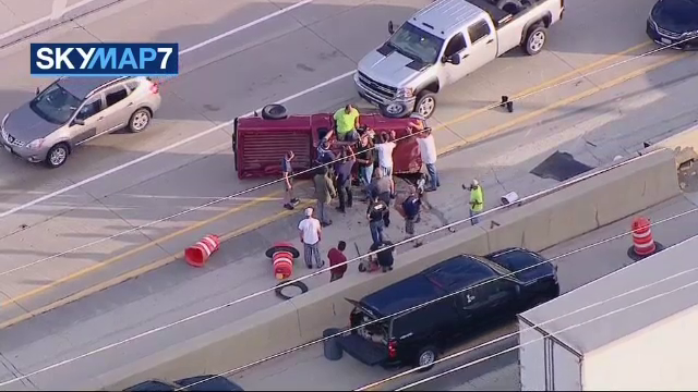 Salvare spectaculoasă a unui șofer blocat în mașina răsturnată, pe o autostradă din SUA