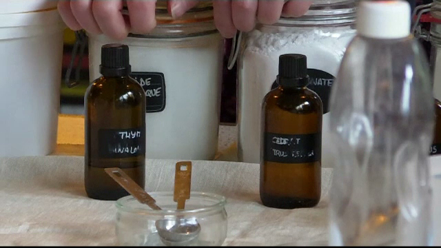 Cum preparăm detergentul lichid de vase acasă şi din ingrediente care nu irită mâinile