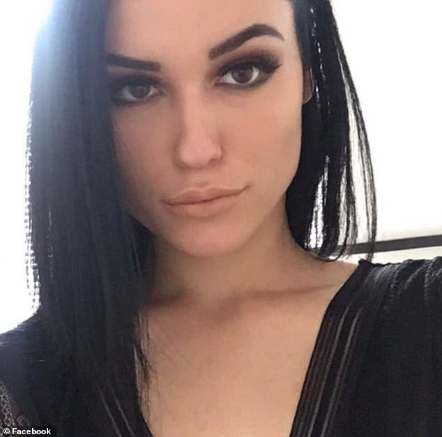 Ce s-a întâmplat cu tânăra care a absolvit liceul cu nota maximă. Au găsit-o în maşină cu tatăl ei