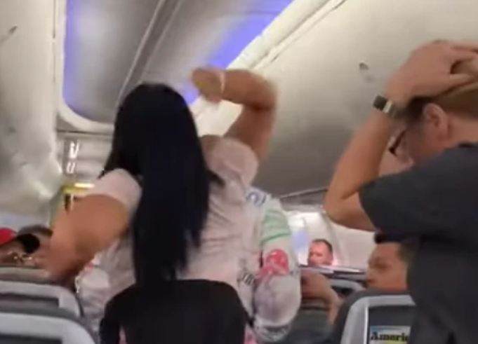 Ce a făcut o tânără când a observat că iubitul ei ”se uită la o altă femeie” în avion. VIDEO