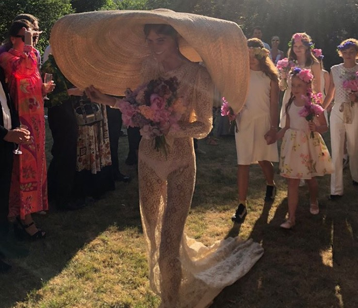 Cum s-a îmbrăcat o tânără în ziua nunții. Invitații nici nu au apucat să îi vadă fața. FOTO