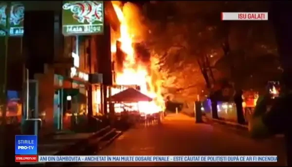 Restaurant din centrul Galatiului, cuprins de incendiu. Vâlvătaia puternică a topit bucăţi din faţada