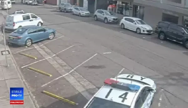 Momentul în care șoferul unei camionete cu 273 kg de droguri lovește mașina de poliție parcată