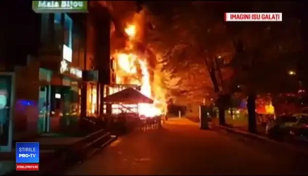 Restaurant din centrul Galatiului, cuprins de incendiu. Vâlvătaia puternică a topit bucăţi din faţada