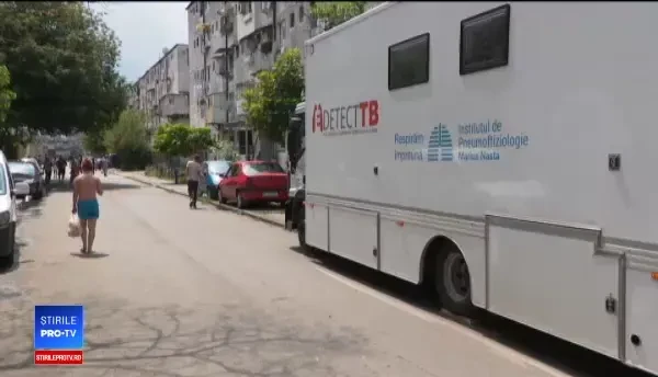 Caravana în care fac teste pentru boli grave. Doi tineri au venit după ce s-au drogat