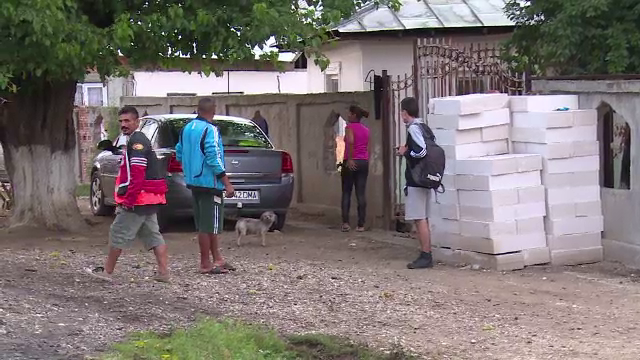 O bubuitură puternică i-a scos în fața curții. Ce au găsit în stradă