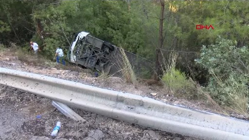 Autocar plin cu turiști răsturnat într-o râpă de 25 m în Antalya. Bilanțul victimelor