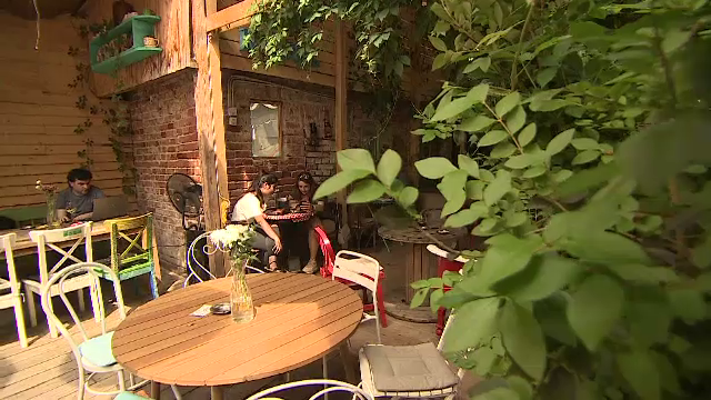 Oazele urbane din Capitală. De ce preferă românii să îşi petreacă timpul liber în grădini de vară