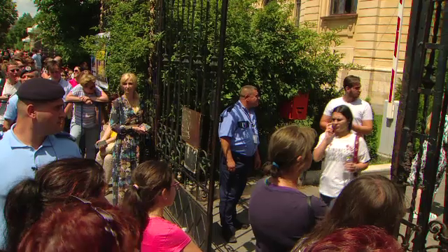 3 candidaţi pe loc, la Medicină. De ce a ieşit plângând o tânără, deşi a intrat la buget