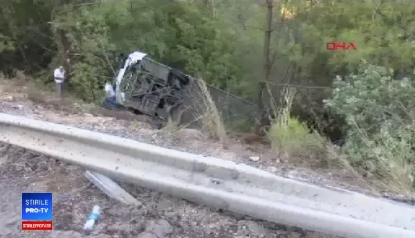 Autocar plin cu turiști răsturnat într-o râpă de 25 m în Turcia. Bilanțul victimelor