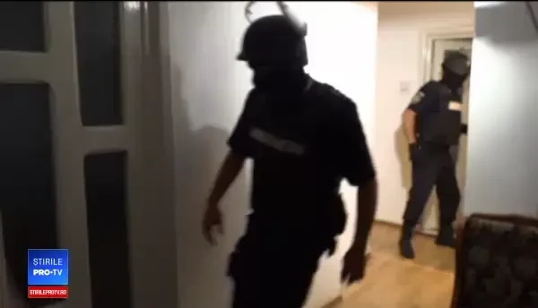 Românii care își trimit copiii în tabere militare. Sunt treziți cu mascații