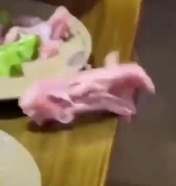 Ce se întâmplă cu o bucată de carne de pui din farfurie. Bucătarul a început să ţipe. VIDEO