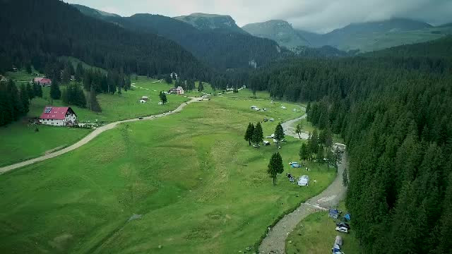 Turismul practicat ilegal în România. Mulți încep să construiască în ariile protejate