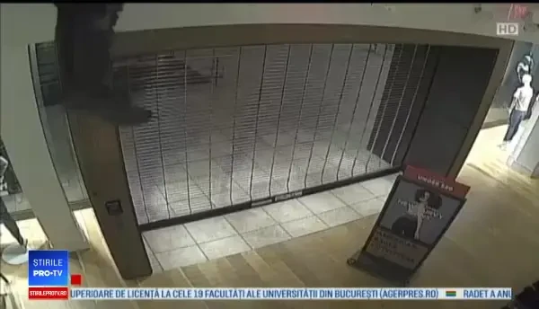 Momentul în care un hoț întră prin acoperiș într-un mall. Cine îl aștepta la ieșire
