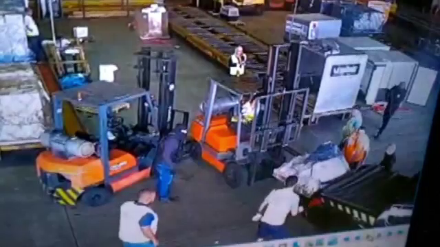 Cum au reușit mai mulți polițiști falși să fure 700 kilograme de aur în doar trei minute