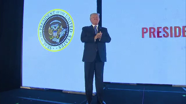 Trump, victima unei farse. Sigiliul prezidențial, înlocuit de un simbol militar rusesc