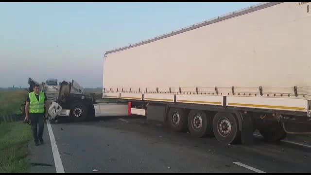 Preot mort după ce tractorul în care se afla a fost făcut bucați de un TIR