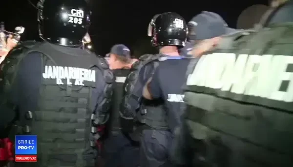 Casa suspectului din Caracal, apărată de jandarmi de furia localnicilor. Primele demiteri