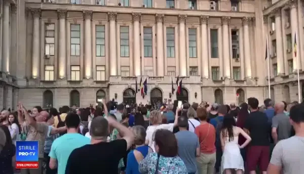 Mii de persoane au protestat în fața sediului MAI. ”Jos Guvernul hoților”. VIDEO