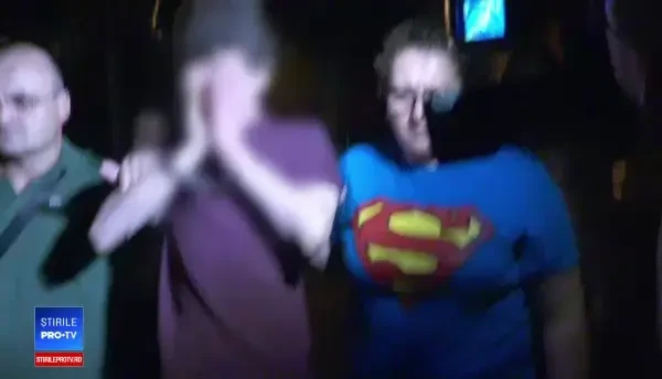 Cadavrul unei femei, găsit în moloz de muncitori la marginea Capitalei. Cine ar fi ucigaşul