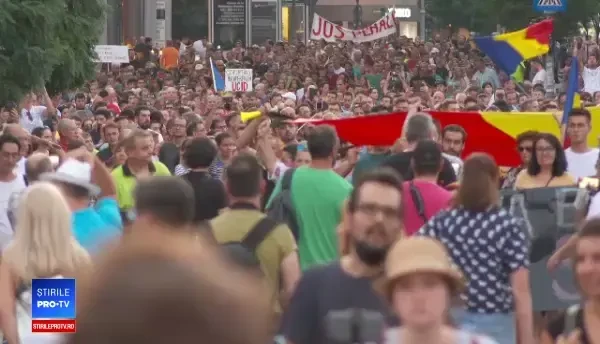 Protest cu mii de oameni, la Cluj și București, pentru Alexandra și Luiza. „Un stat eşuat”