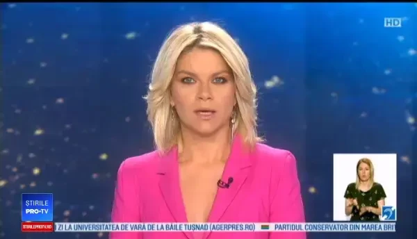 Maşina în care erau o mamă cu 2 copii, lovită şi târâtă de tren sute de metri. VIDEO