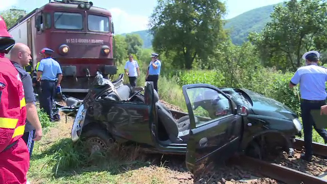 Mașină târâtă de tren, pe o distanță de 200 de metri. Ce s-a întâmplat cu pasagerii
