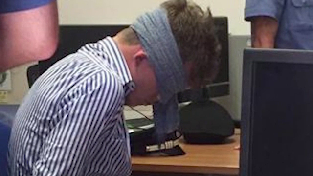 Ucigașul polițistului italian, fotografiat în cătuşe, legat la ochi. Reacția americanilor