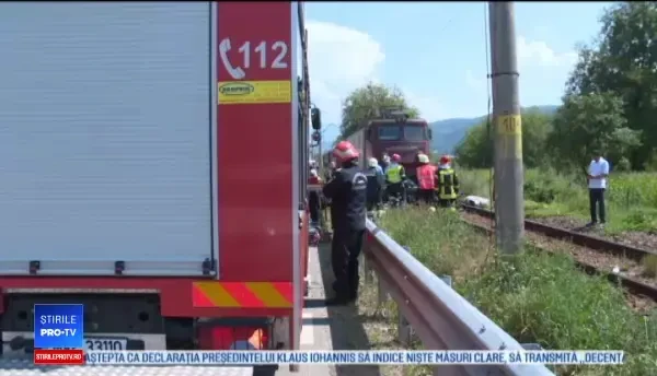 Mașină târâtă de tren, pe o distanță de 200 de metri. Ce s-a întâmplat cu pasagerii