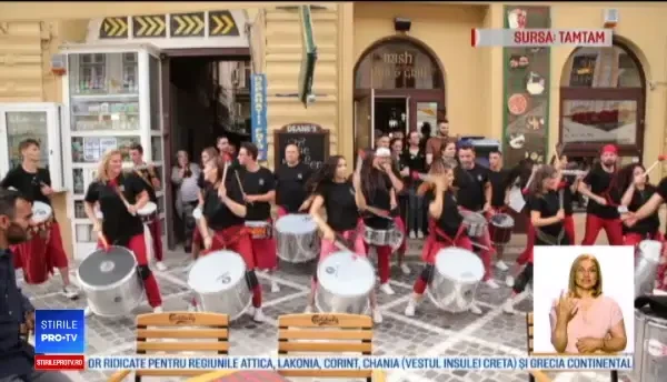 Festival cu muzică, dans și teatru în centrul Brașovului. Reacția unor români din Franța
