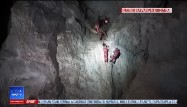Salvare spectaculoasă, într-o peşteră din Apuseni. Echipele au lucrat la 6 grade Celsius