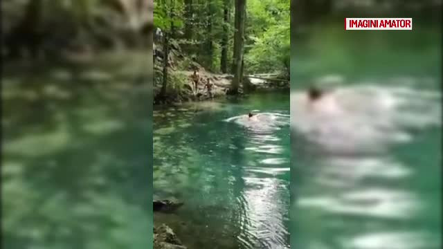 Tineri filmați în timp ce se scăldau în Ochiul Beiului. Polițiștii îi caută acum