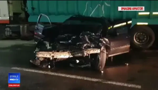 O femeie a murit pe trotuar, izbită de o mașină care a ricoșat după un impact