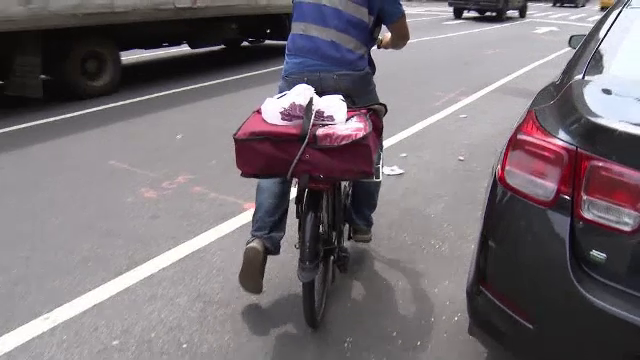 Studiu: 1 din 4 curieri gustă din mâncarea livrată. Motivul pentru care nu se abţin