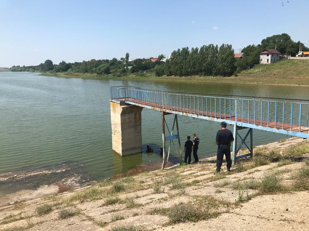 Anchetatorii au căutat indicii în lacul Drăghiceni, după ce au primit informaţii pe Facebook
