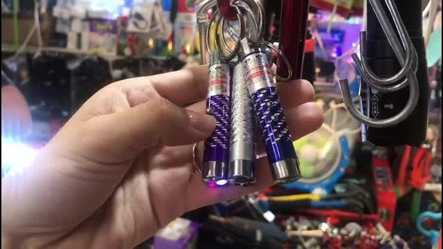 Un băiat are grave probleme cu vederea din cauza unui breloc cu laser. ANPC intervine