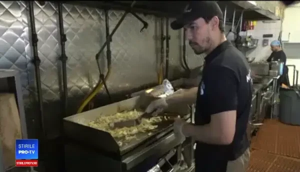 Studiu: 1 din 4 curieri gustă din mâncarea livrată. Motivul pentru care nu se abţin