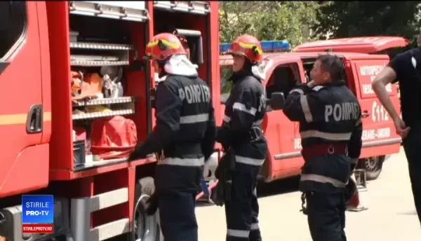 Muncitor prins sub un zid dărâmat. Pompierii au intervenit cu echipament de descarcerare