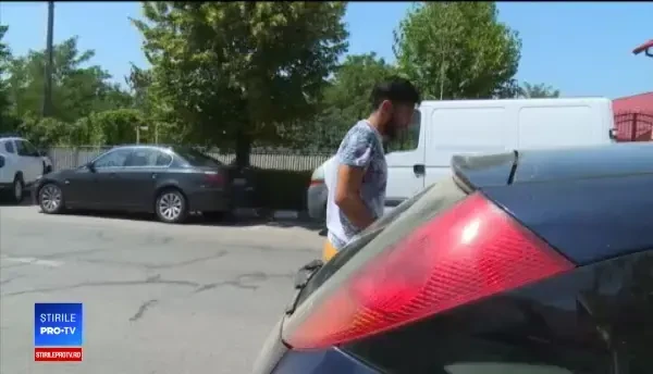 Doi tineri, prinși încercând să păcălească oameni prin metoda „pomana”. Cum acționau