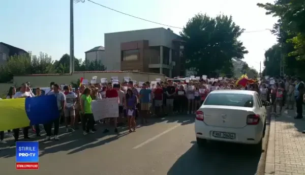 Miting "in memoriam" pentru Alexandra și Luiza Melencu. Tinerii strigă ”Moarte pentru moarte”