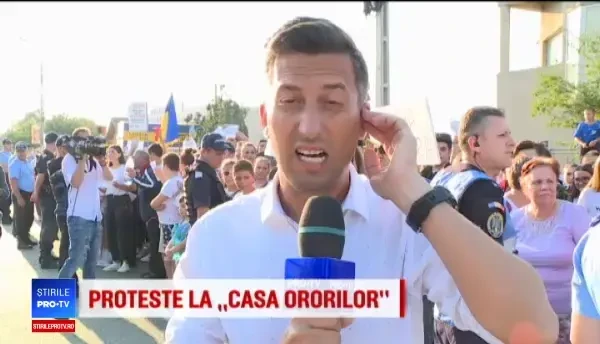 Sute de persoane protestează în fața "casei groazei" din Caracal. "Vrem dreptate"