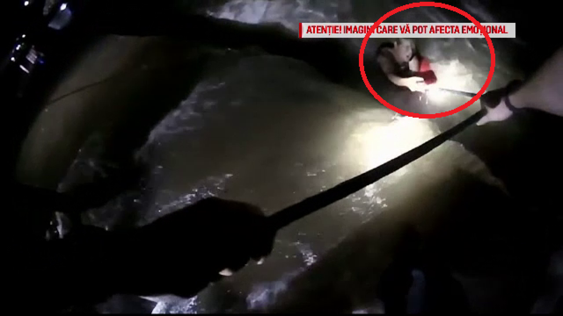 Momentul în care doi tineri sunt salvați dintr-un râu, chiar înainte să se înece