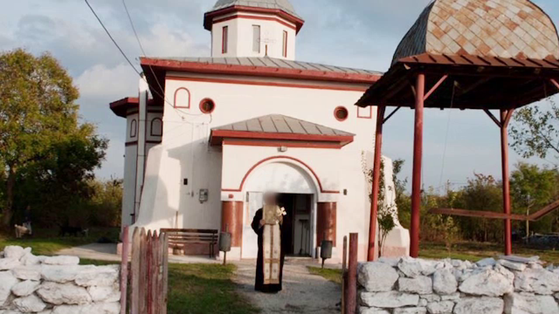 Preotul acuzat de pedofilie ar fi făcut mai multe victime. Ce ținea în biserică